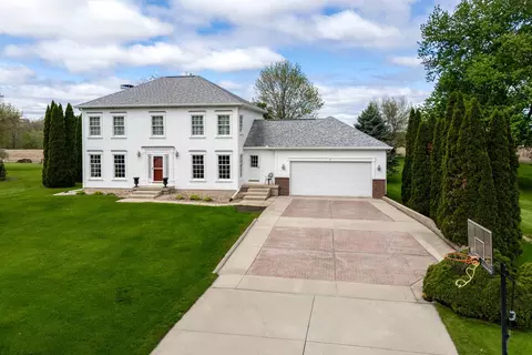 14 Timberlane Dr, Geneseo, IL 61254