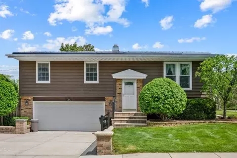 318 Hillcrest Dr, Algonquin, IL 60102