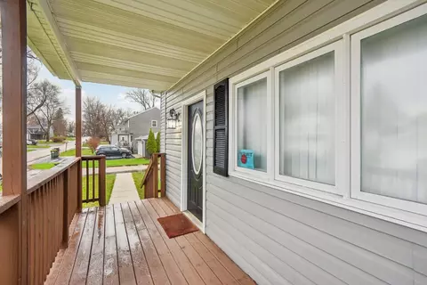 Exterior - 402 Lily Ln, Lakemoor, IL 60051 photo 4 of 7