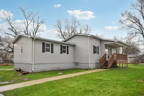 Exterior - 402 Lily Ln, Lakemoor, IL 60051 photo 1 of 7