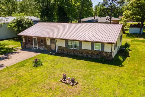 209 N West St, Elkville, IL 62932