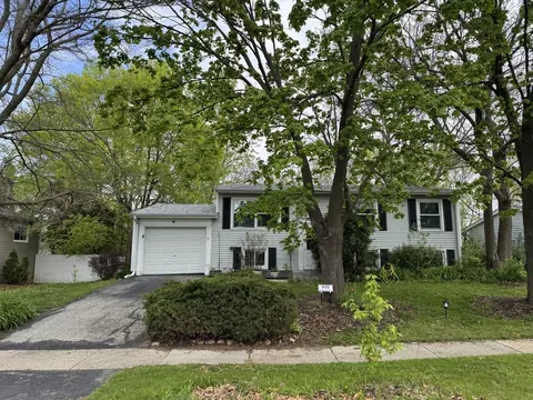 36581 N Grandwood Dr, Gurnee, IL 60031
