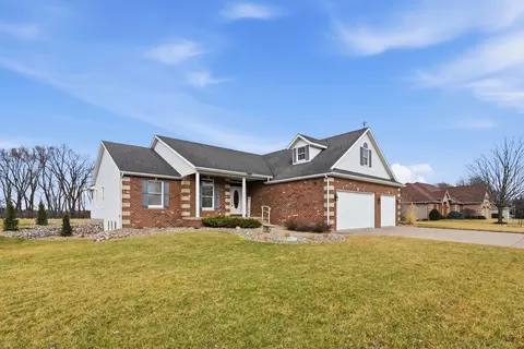 27018 Glynns Creek Ct, Eldridge, IA 52748