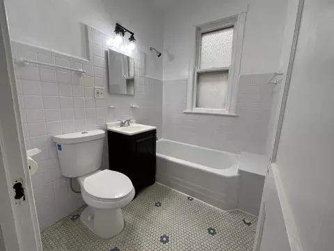 Bath - 4435 S Artesian Ave, Chicago, IL 60632 photo 1 of 1