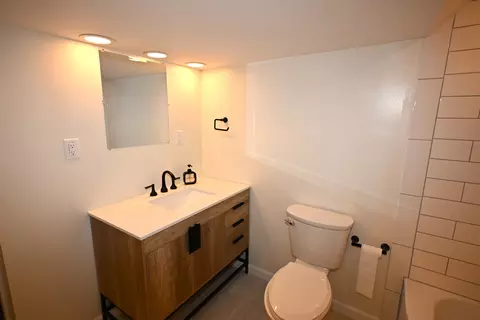 Bath - 49 E 6th St, El Paso, IL 61738 photo 6 of 6