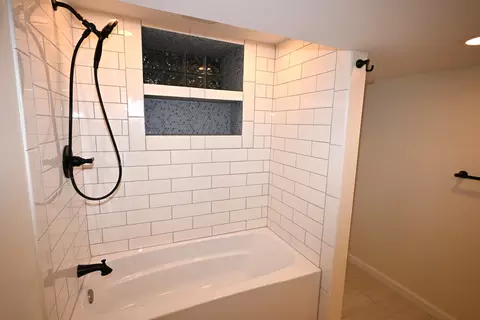 Bath - 49 E 6th St, El Paso, IL 61738 photo 5 of 6