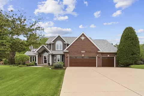 4986 Foxborough Ct, Bettendorf, IA 52722