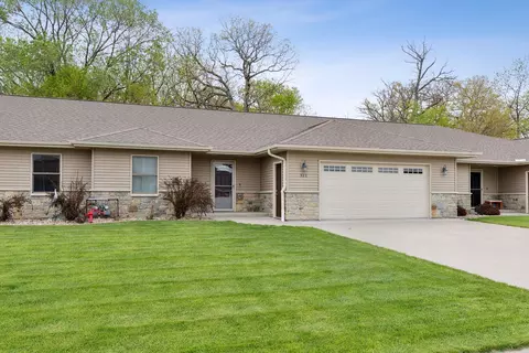 322 E River Ct, Camanche, IA 52730
