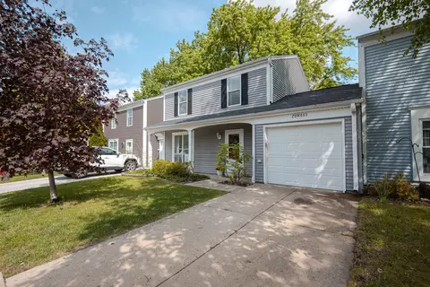 29 W440 Candlewood Ln, Warrenville, IL 60555