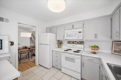 Kitchen - 712 Juniper Rd, Glenview, IL 60025 photo 2 of 2
