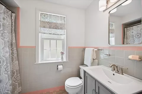 Bath - 712 Juniper Rd, Glenview, IL 60025 photo 2 of 2