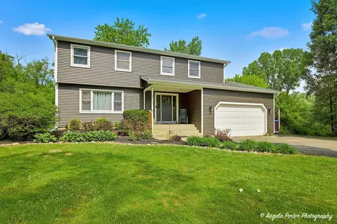 2711 Old Oak Dr, Mchenry, IL 60050