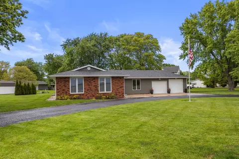 405 N First St, Fisher, IL 61843
