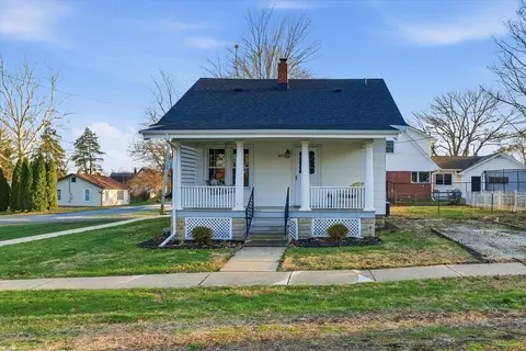 107 E Dunbar St, Mahomet, IL 61853