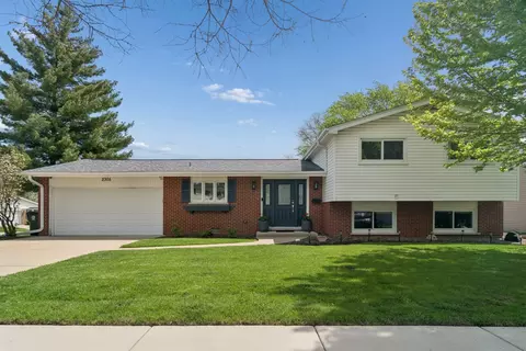 2305 N Williamsburg St, Arlington Heights, IL 60004