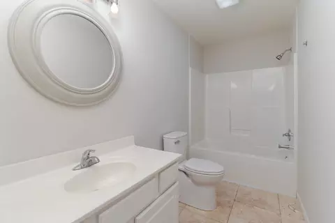 Bath - 460 Beechwood Ct, Normal, IL 61761 photo 3 of 4
