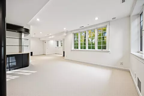 Living - 130 Maple Hill Rd, Glencoe, IL 60022 photo 5 of 8