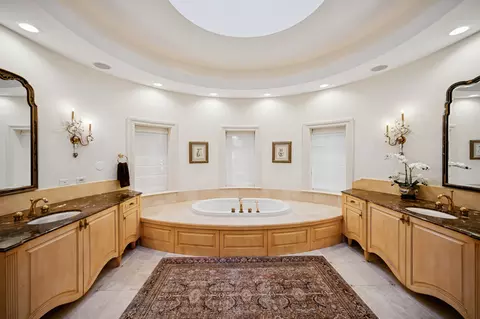 Bath - 130 Maple Hill Rd, Glencoe, IL 60022 photo 2 of 4
