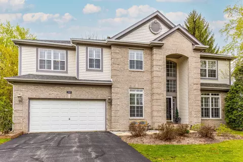 7449 Brentwood Ln, Gurnee, IL 60031