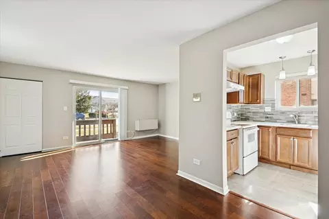 Living - 266 12th St #3A, Wheeling, IL 60090 photo 4 of 4