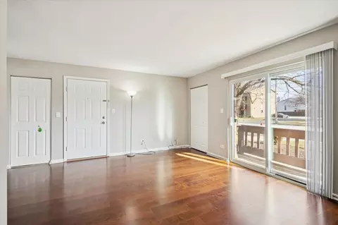Living - 266 12th St #3A, Wheeling, IL 60090 photo 2 of 4