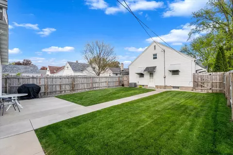 Exterior - 2365 30th St, Moline, IL 61265 photo 2 of 8