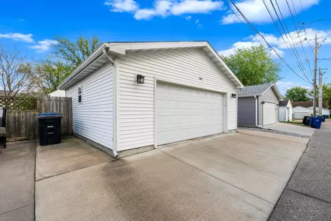 Exterior - 2365 30th St, Moline, IL 61265 photo 7 of 8