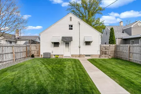 Exterior - 2365 30th St, Moline, IL 61265 photo 4 of 8