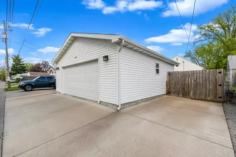 Exterior - 2365 30th St, Moline, IL 61265 photo 6 of 8
