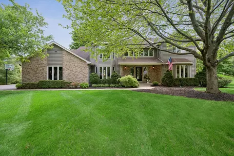 2 Fenview Ct, Oakwood Hills, IL 60013