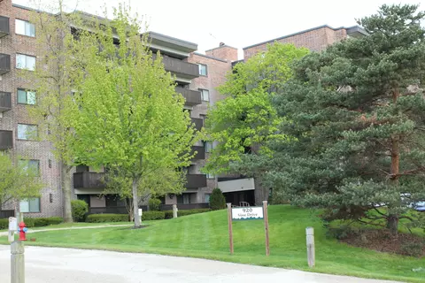 920 Vose Dr #402, Gurnee, IL 60031