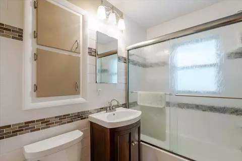 Bath - 302 Radliff Rd, Bloomington, IL 61701 photo 2 of 2