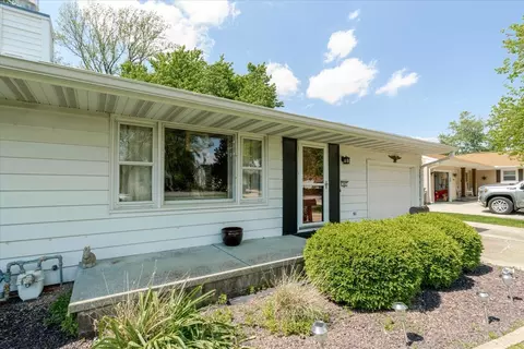 Exterior - 302 Radliff Rd, Bloomington, IL 61701 photo 2 of 11