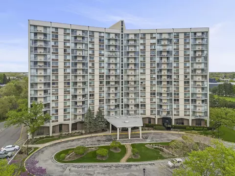 40 N Tower Rd #14L, Oak Brook, IL 60523