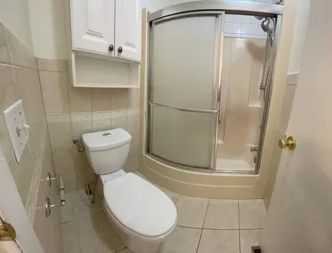 Bath - 1401 Knoll Dr, Naperville, IL 60565 photo 1 of 3