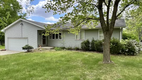1207 W Dianne Ln, Mahomet, IL 61853