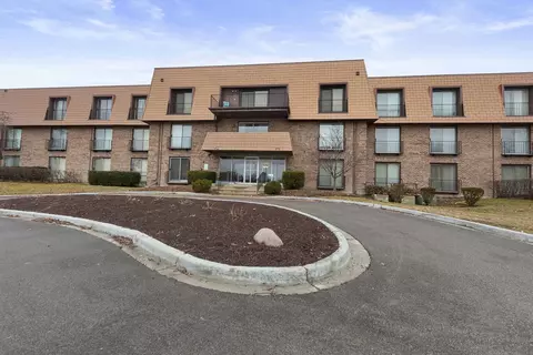 4050 Dundee Rd #105, Northbrook, IL 60062