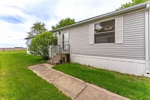 25 Cedar Ln, Sandwich, IL 60548