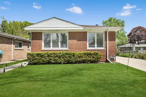 3816 Howard St, Skokie, IL 60076
