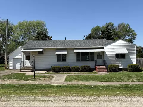 109 N 3rd St, Hartsburg, IL 62643