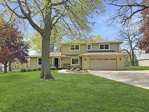 2711 Royal Oaks Dr, Freeport, IL 61032