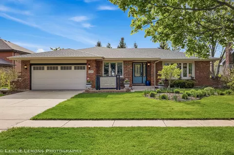 8248 Middlebury Ave, Woodridge, IL 60517
