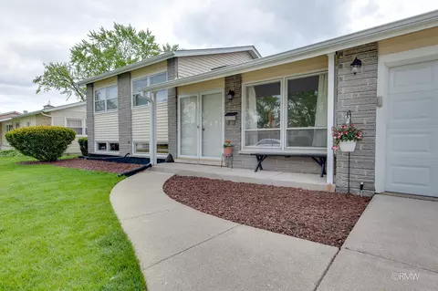 Exterior - 691 Westmere Rd, Des Plaines, IL 60016 photo 4 of 9