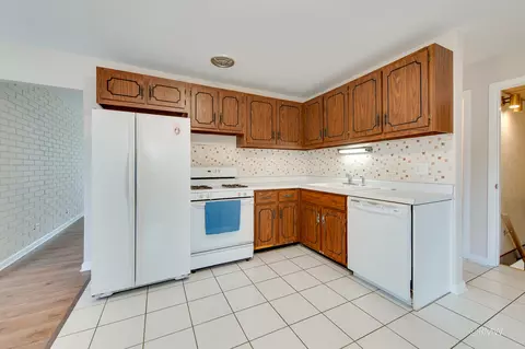 Kitchen - 691 Westmere Rd, Des Plaines, IL 60016 photo 2 of 2