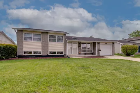 Exterior - 691 Westmere Rd, Des Plaines, IL 60016 photo 2 of 9