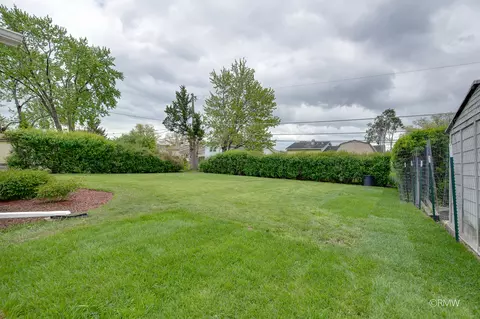 Exterior - 691 Westmere Rd, Des Plaines, IL 60016 photo 6 of 9