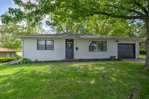 1402 Hilltop Dr, Pekin, IL 61554