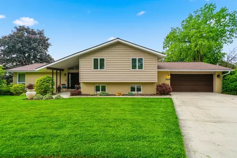 1107 Valley Ln, Lockport, IL 60441