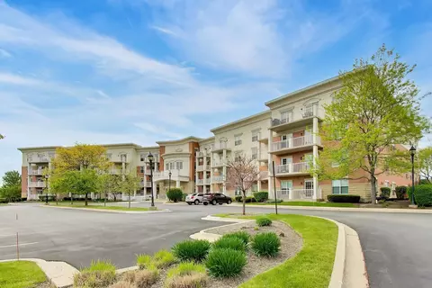 601 W Rand Rd #201, Arlington Heights, IL 60004
