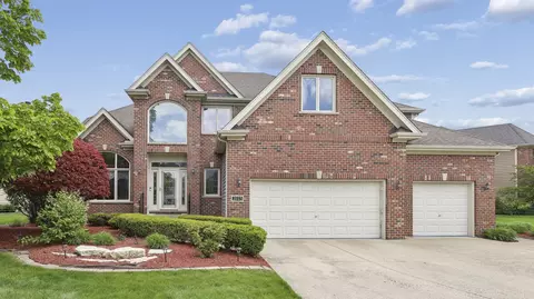 2775 Ginger Woods Dr, Aurora, IL 60502